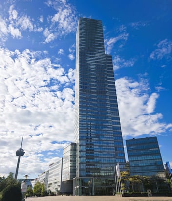 Der KölnTurm im Kölner Mediapark mit dem Colonius im Hintergrund