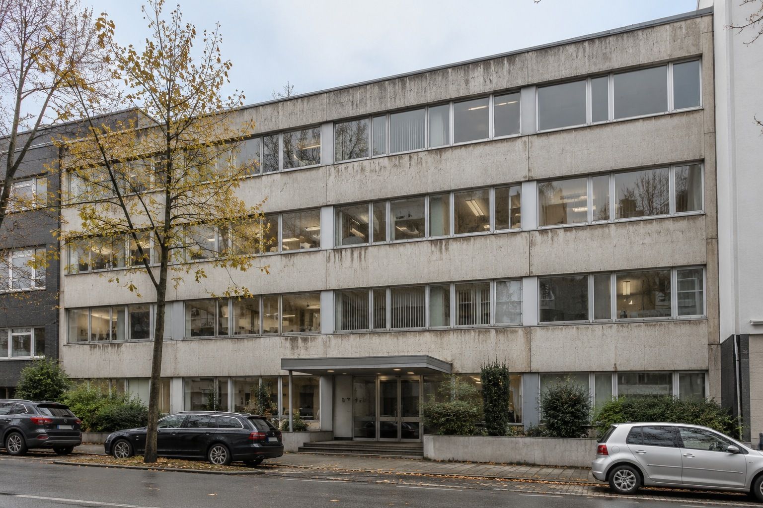 Bürogebäude der 1970er-Jahre mit Fensterbändern und Betonfassade