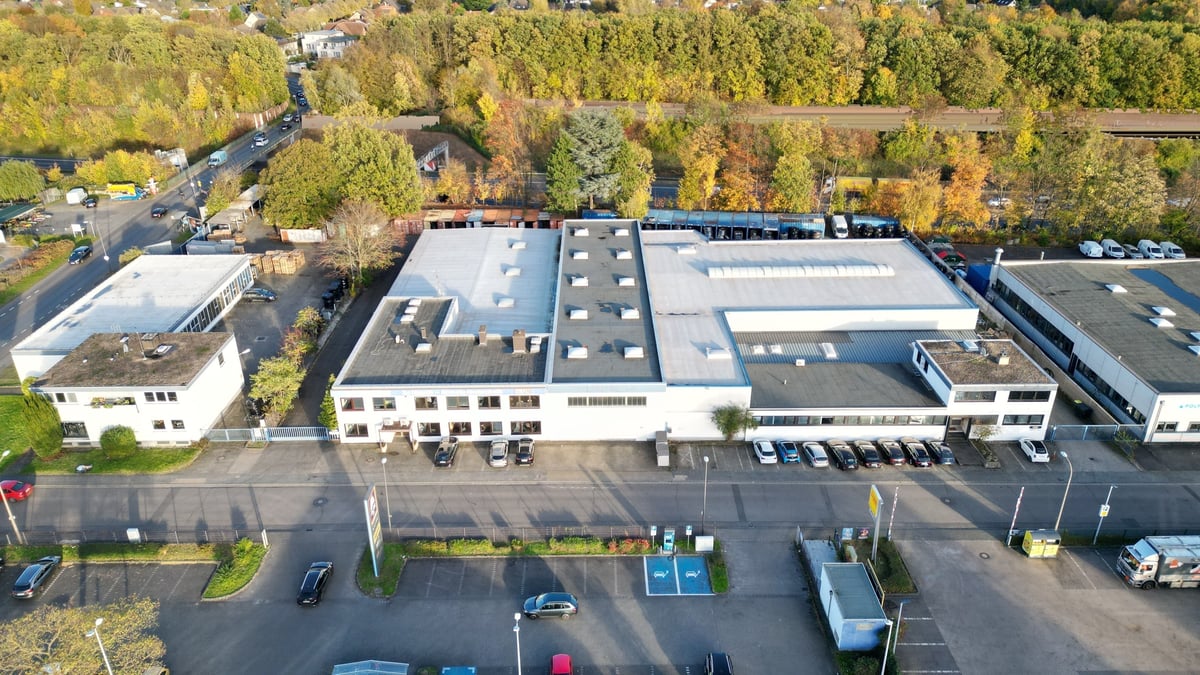 Luftbild der Gewerbeimmobilie Dieselstraße 18–24 in Köln-Lövenich