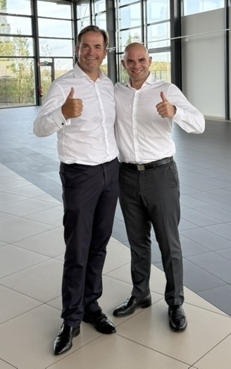 Patrick Sohns of Angermann NRW and Dirk Horn in the former dealership in Erftstadt