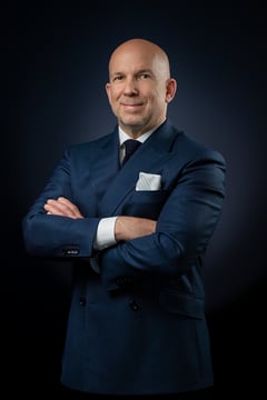 Alexander_Gruhler_Stehend_Armkreuz