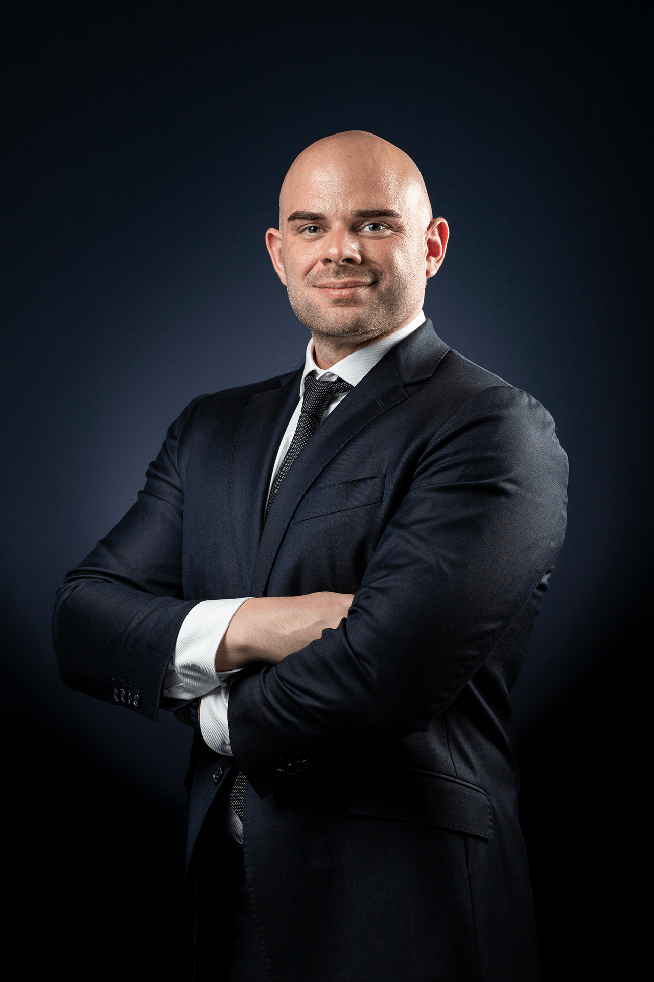 Patrick_Sohns_Stehend_Armkreuz