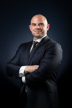Patrick_Sohns_Stehend_Armkreuz