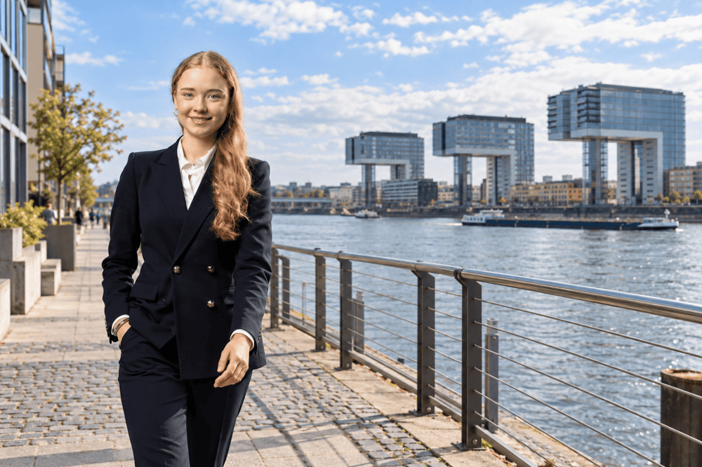 Lilly Ostermann von Angermann NRW am Kölner Rheinauhafen vor den Kranhäusern