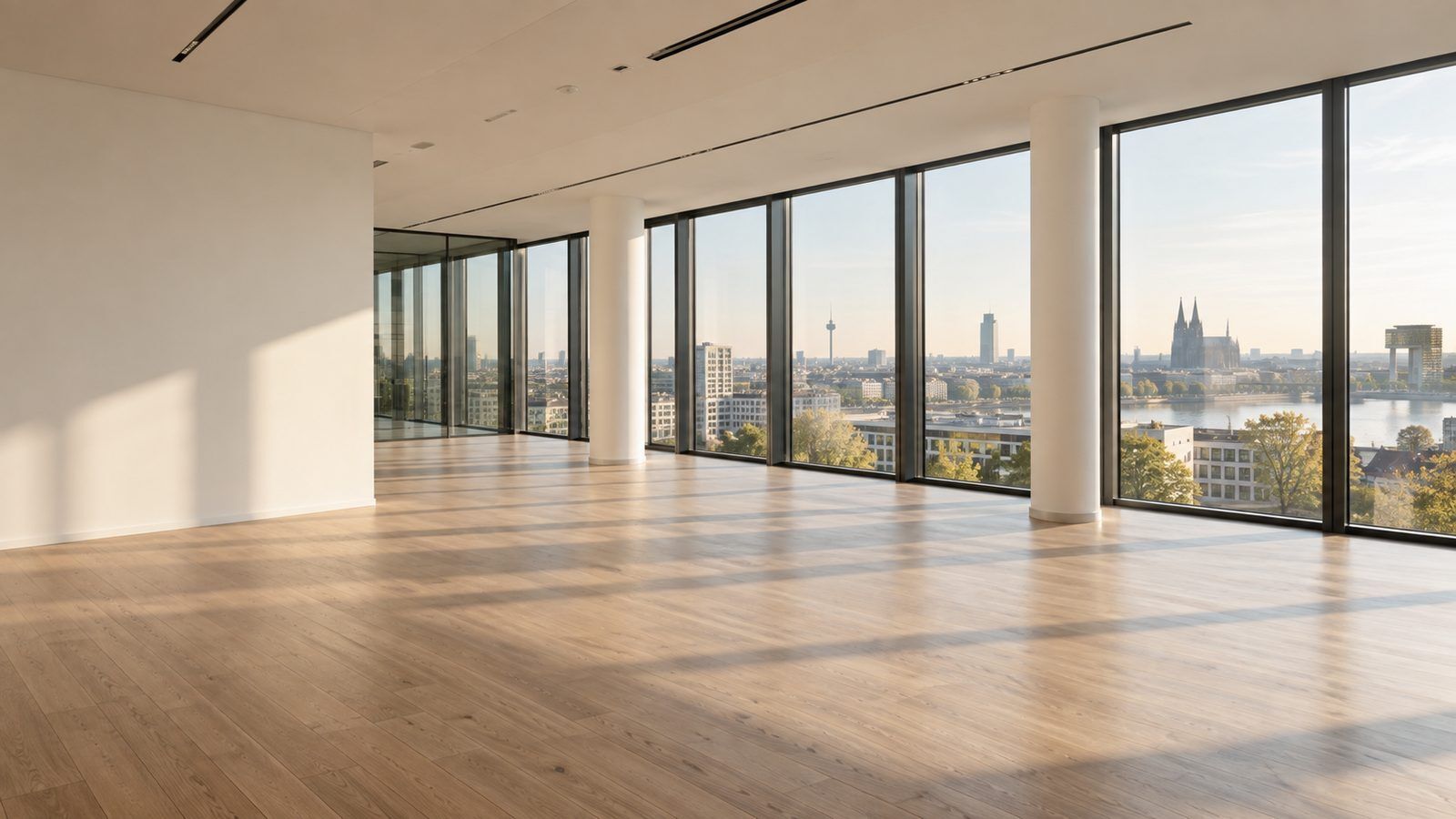 Leere Bürofläche in Köln mit Blick über den Rhein auf den Dom