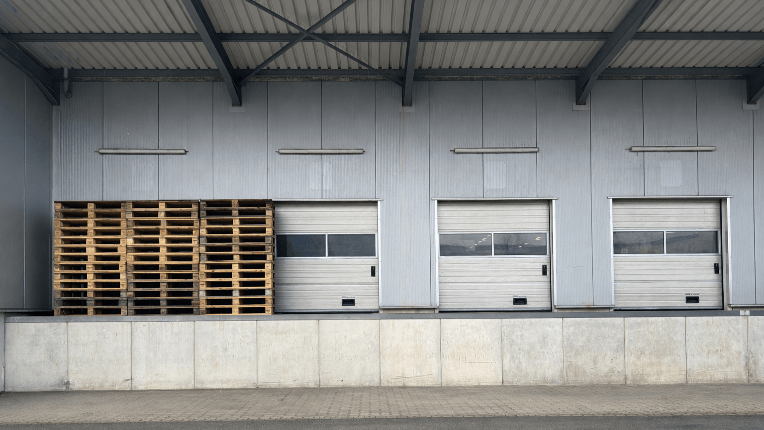 Logistikhalle Bornheim-Sechtem – Verladetore mit befestigter Rangierfläche