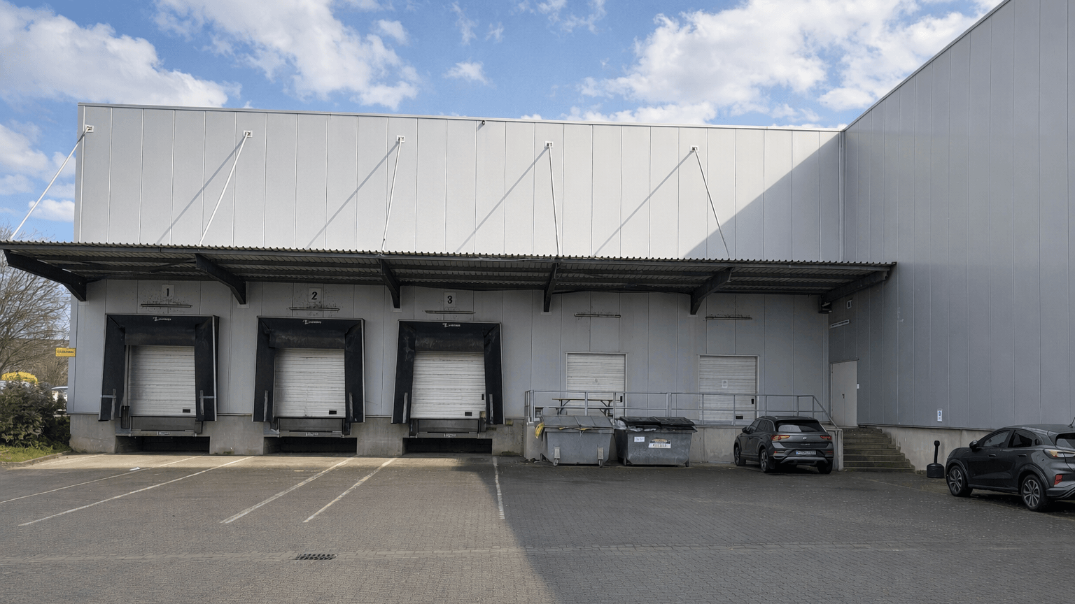 Logistikhalle Bornheim-Sechtem – Außenansicht der Hallenfront mit Verladetoren
