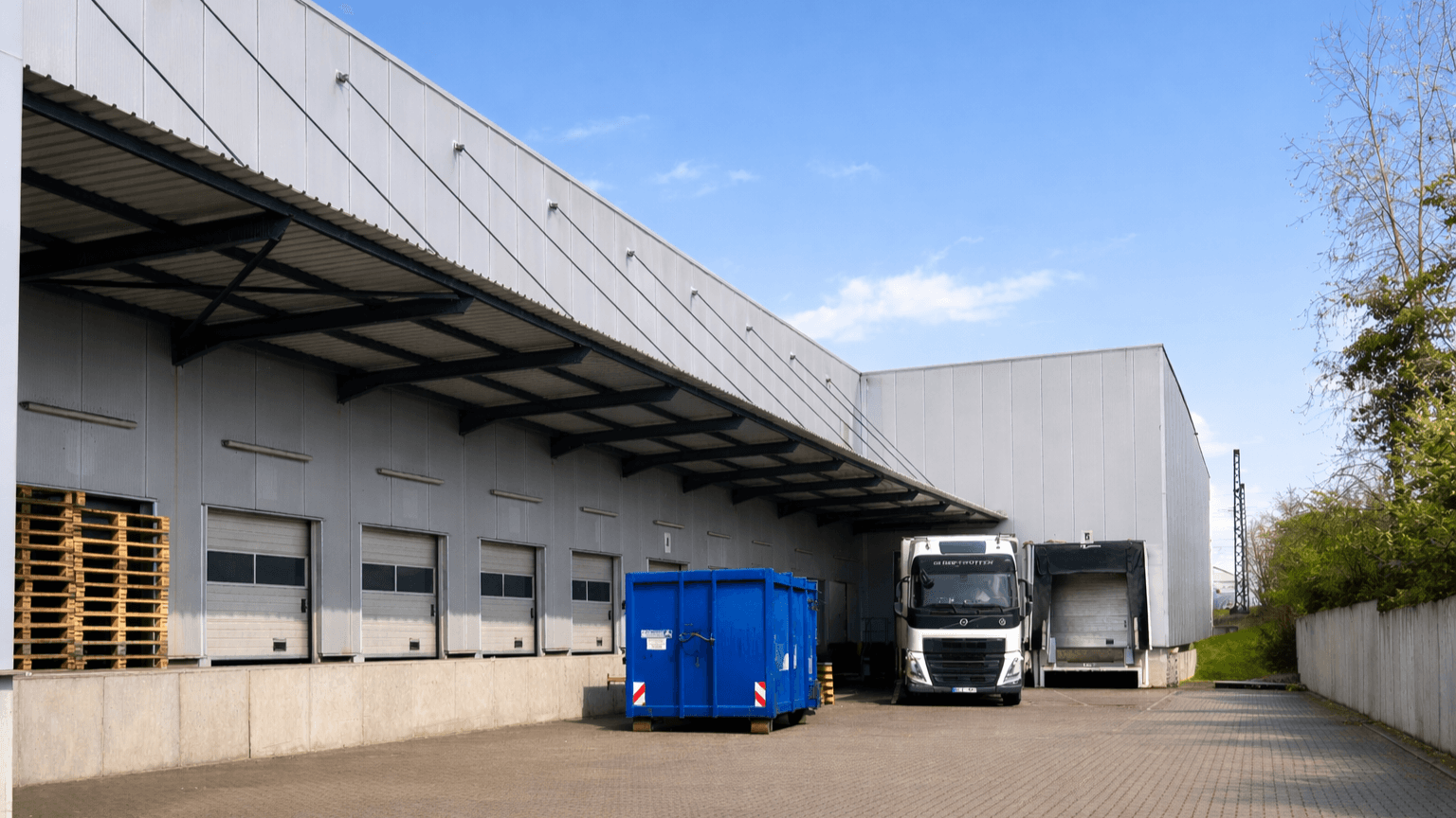 Logistikhalle Bornheim-Sechtem – LKW-Andienung an der Verladerampe