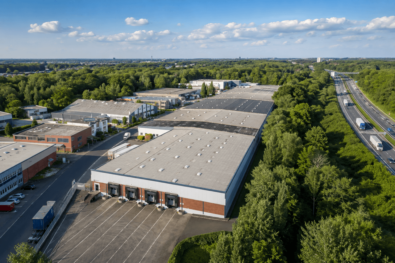 Die von Angermann NRW vermittelte Hallen-/Bürokombination an der Mathias-Brüggen-Straße in Köln-Ossendorf.